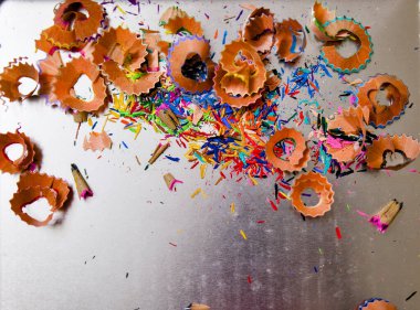 Bu resim metal yüzeylere saçılmış çeşitli kalemler hakkında.