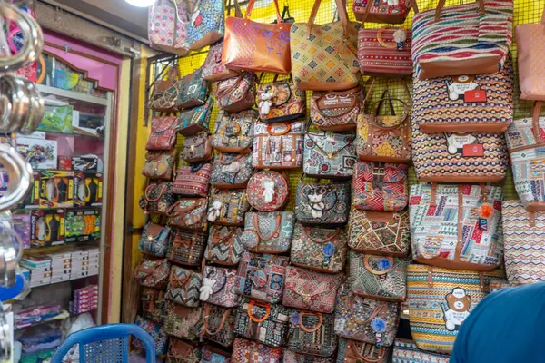 Bu görüntü 17 Mayıs 2024 'te Gokarna City, Karnataka Country India' dan. Renkli ve desenli canlı bir duvar patlıyor, çeşitli el yapımı el çantaları sergiliyor.