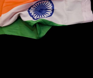 Siyah arkaplanda büyük kopya alanı ile Hint bayrağı sallıyor.