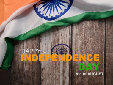 Hindistan 'ın bağımsızlığını, ahşap arka planda ulusal bayrağın sarılı olduğu bu canlı görüntüyle kutlayın.