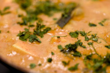 Taze paneer kremalı domates sosunda kaynatılmış, aromatik baharatlarla tatlandırılmış ve kişniş serpiştirilmiş..