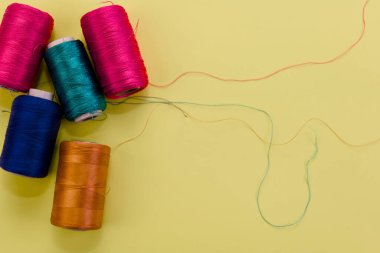 Güneşli sarıda canlı iplikler, dikiş ve yaratıcı projeler için hazır. Metin için boşluk!