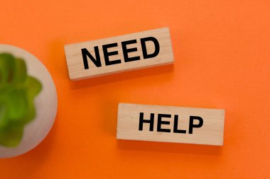 Tahta bloklar canlı turuncu arka plan üzerinde 