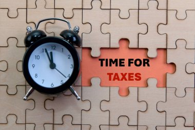 Tik tak! Saat ve yapbozun yer aldığı bu görsel metaforla vergi bulmacasını çözmek için zaman tükeniyor..