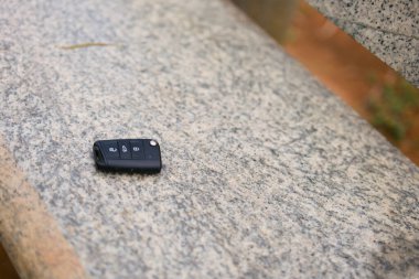 Biri anahtarlarını mı kaybetti? Bu yalnız arabanın anahtarı yerde unutulmuş..