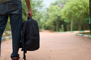 Maceraya hazır mısın? Sırt çantası, bu gezgin yeni deneyimlere doğru tozlu bir yola koyuluyor..