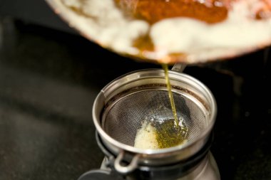 Altın renginde tereyağı dikkatlice süzgeçten geçirilip, mutfak hassasiyetinin özünü yakalıyor..