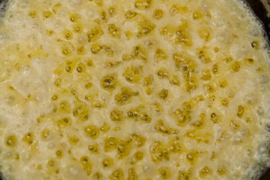 Tavada kaynayan sıcak Ghee 'nin yakın çekimi, aşçılık geçmişi için mükemmel.