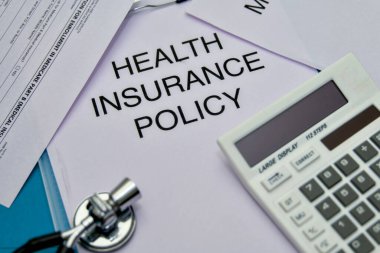 Sağlık masraflarını mı planlıyorsun? Bu resim sağlık sigortasının özünü formlar, steteskop ve hesap makinesiyle yakalar.