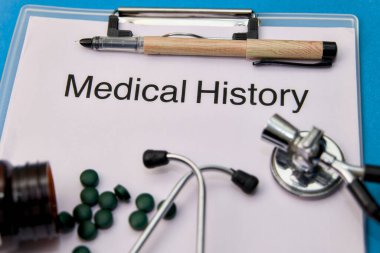 Boş tıbbi form, steteskop, haplar ve kalem. Sağlık mesajınız için hazır..