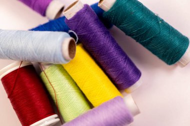 Gökkuşağı renginde canlı iplik makaraları, dikiş, el işi ya da DIY projeleri için mükemmel. Yaratıcı ilham için renk patlaması.