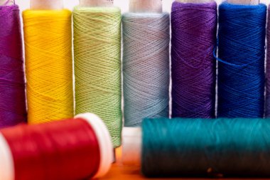 Canlı gökkuşağı iplikleri el yapımı için hazır. Dikiş, terzilik ve DIY projeleri.