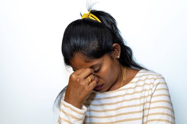 Baş ağrısı, sinüs ağrısı ya da migren ağrısı çeken genç bir kadın. Beyazda izole edilmiş.