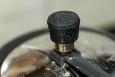 İyi kullanılmış bir düdüklü tencere vanasına yakın plan, aşınma ve yırtık izleri var..