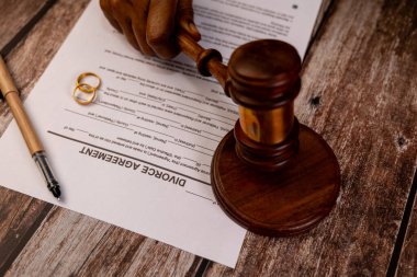 Gavel 'in boşanma anlaşması, yakınlarda alyanslar. Yasal ayrılık sona erdi. Evliliğin sonu..