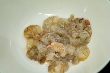 Taze, soyulmuş karides pişirmeye hazır. Deniz ürünleri, aperatifler veya paella için mükemmel..
