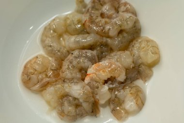 Taze, soyulmuş karides pişirmeye hazır. Deniz ürünleri, paella ya da kızartma için mükemmel..