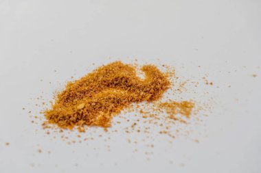 Temiz beyaz bir zemine serpilmiş altın ekmek kırıntıları. Yemek fotoğrafçılığı, fırın projeleri ya da mutfak teması için mükemmel..