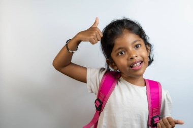 Sırt çantalı neşeli genç öğrenci, öğrenmeye hazır ve okul için heyecanlı..