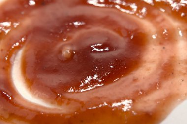 Taze hazırlanmış domates sosu pürüzsüz bir doku ve koyu kırmızı bir renk sunuyor, çeşitli yemekler için hazır..