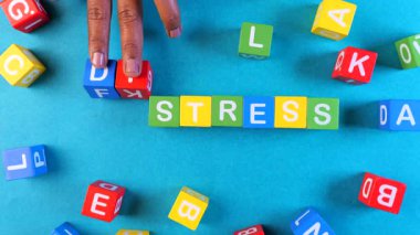 Renkli bloklar mavi arkaplanda sıkıntı yaratıyor