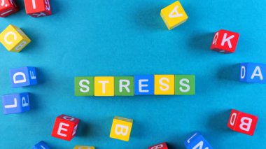 Renkli yapı taşları, canlı mavi bir yüzey üzerindeki düşük gerilimi yazarak rahatlatıcı bir görsel temsil oluşturur..