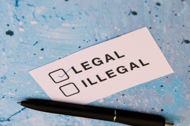 İşaretleme kutusu seçenekleri yakındaki renkli bir yüzey üzerinde yasal ve yasadışı faaliyetler için işaretlenmiştir..