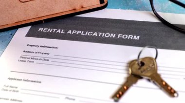 Konformda konforlu bir konutun emniyeti için kira başvuru formu, anahtarlar ve pano gösterimi.