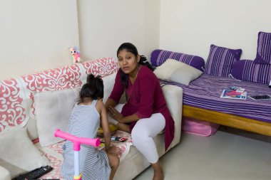 Bir anne kızıyla rahat bir oturma odasında takılır, oyun yoluyla yaratıcılığı ve bağlantıyı teşvik eder..