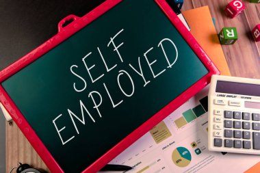 Tahtada ofis malzemeleri ve dokümanlarla çevrili serbest çalışan metinleri ahşap bir masanın üzerinde sergiliyor..