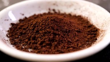 Küçük beyaz bir tabakta ince bir kahve. Lezzetli bir bira için zengin bir renk ve doku sergiliyor..