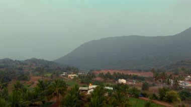 Görkemli dağlar bu sakin yerde sakin bir zemin oluştururken yemyeşil yer ön planda dolanıyor..