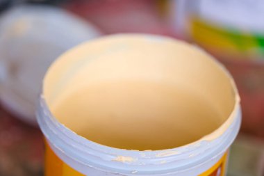 Sarı boya kabı, DIY projelerinde geri dönüşüm ve sürdürülebilirliği teşvik ederek, arta kalan artıkları ön plana çıkarıyor.