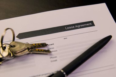 Kira sözleşmesi formunun anahtarlarla kapatılması ve kira belgelerinin resimlendirilmesi ve anlaşma süreci.