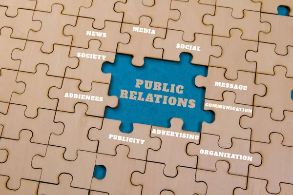 Bulmaca parçaları kilit halkla ilişkiler kavramlarını betimliyor: medya, toplum ve iletişim stratejileri.