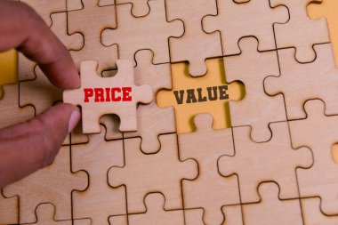 Bir el, anahtar iş kavramlarını temsil eden etiketli bir parçanın yanına bir bulmaca parçası koyar.