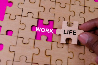 Üzerinde hayat yazan ahşap bir yapboz parçasını canlı pembe bir arka planda iş temalı bir yapbozun içine koymak..