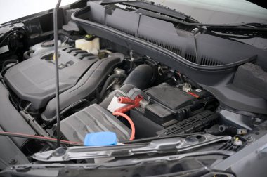 Bir otomotiv teknisyeninin bakım kontrolü sırasında bir araba motorunun vites bileşenlerini yakın plan görüntüleme.