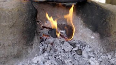Ateş çukurundan gelen sıcak bir parıltı, akşam saatlerinde dışarıdaki sakin ortamda külleri aydınlatıyor..