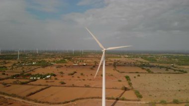 Kırsal alanda bulutlu bir günde rüzgar türbini