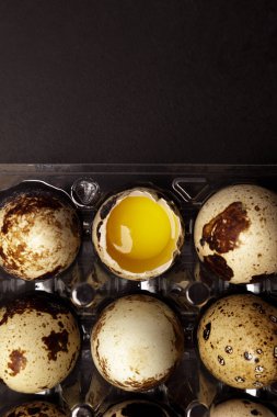 Siyah arka planda bıldırcın yumurtası. Sağlıklı gıda konsepti. Üst görünüm.