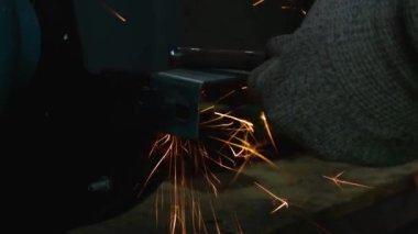 Adam atölyede kıvılcım saçarak çalışıyor..