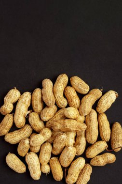 Kavrulmuş fıstık, kabuklu fıstıklar, siyah arka planda izole edilmiş..