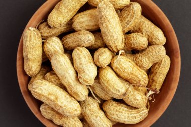 Kavrulmuş fıstık, kabuklu fıstıklar, siyah arka planda izole edilmiş..