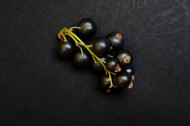 Siyah fonda kuşüzümü üzümü.