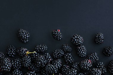 Siyah arka planda taze olgun böğürtlenleri kapatın..