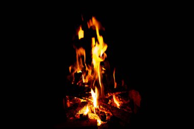 Siyah arka planda yangın alevleri. Geceleri odun yakıyorum, Kamp ateşi