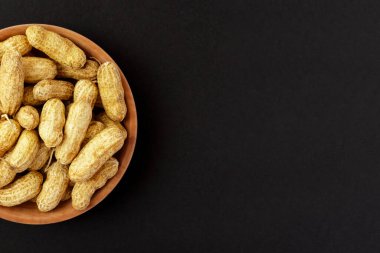 Kavrulmuş fıstık, kabuklu fıstıklar, siyah arka planda izole edilmiş..