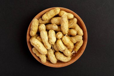 Kavrulmuş fıstık, kabuklu fıstıklar, siyah arka planda izole edilmiş..