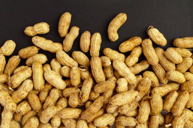 Kavrulmuş fıstık, kabuklu fıstıklar, siyah arka planda izole edilmiş..